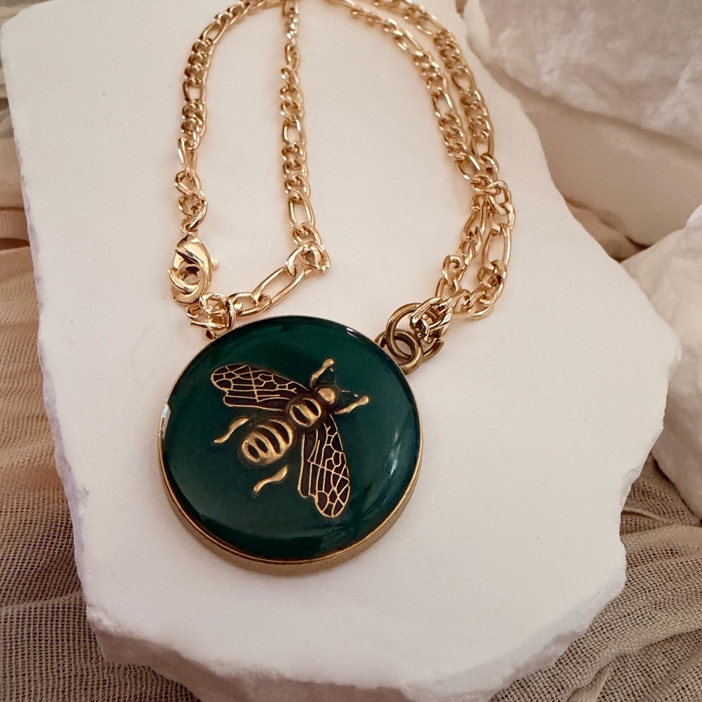 Gucci Green Enamel Bee Pendant Necklace - Gold Tone - Picture 2 of 3